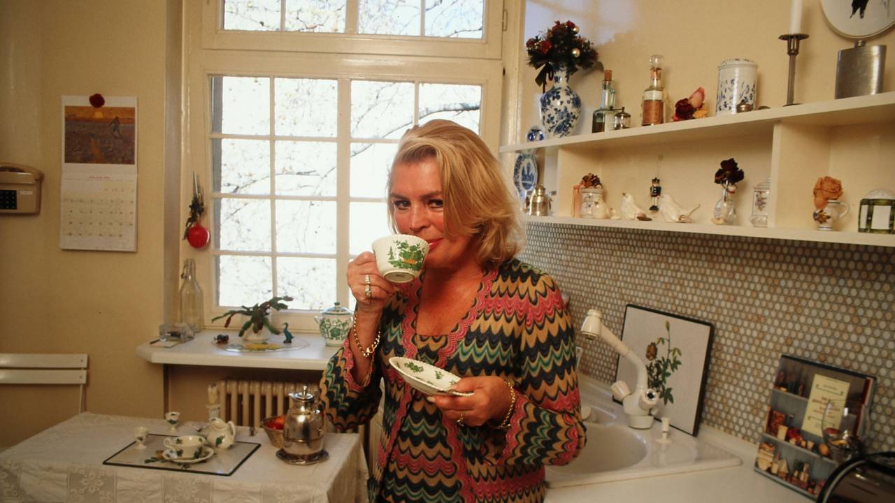 Christiane Maybach trinkt in ihrer Wohnung eine Tasse Kaffee.