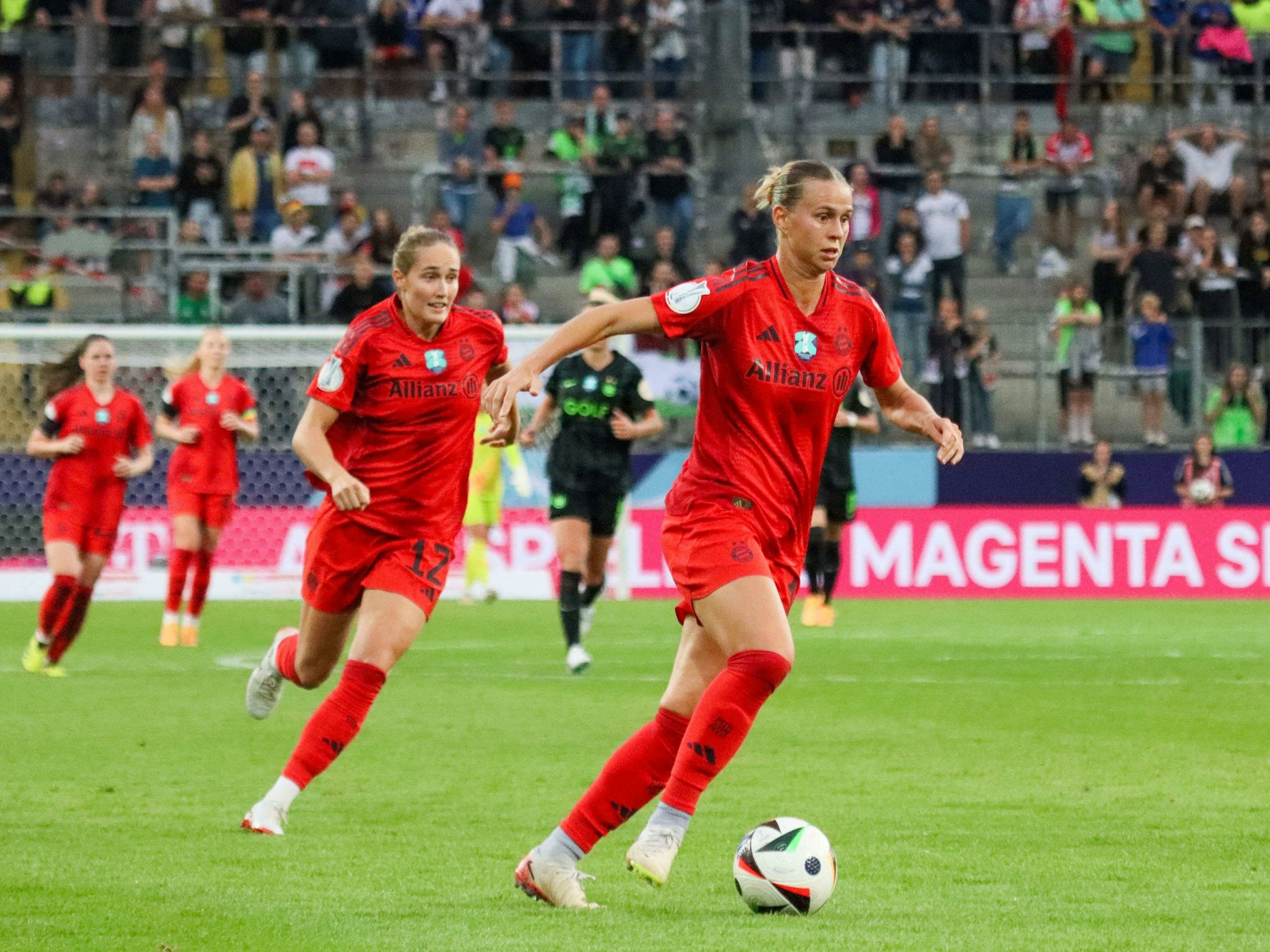 Klara Bühl (r.) und Sydney Lohmann beim Supercup gemeinsam auf dem Feld.
