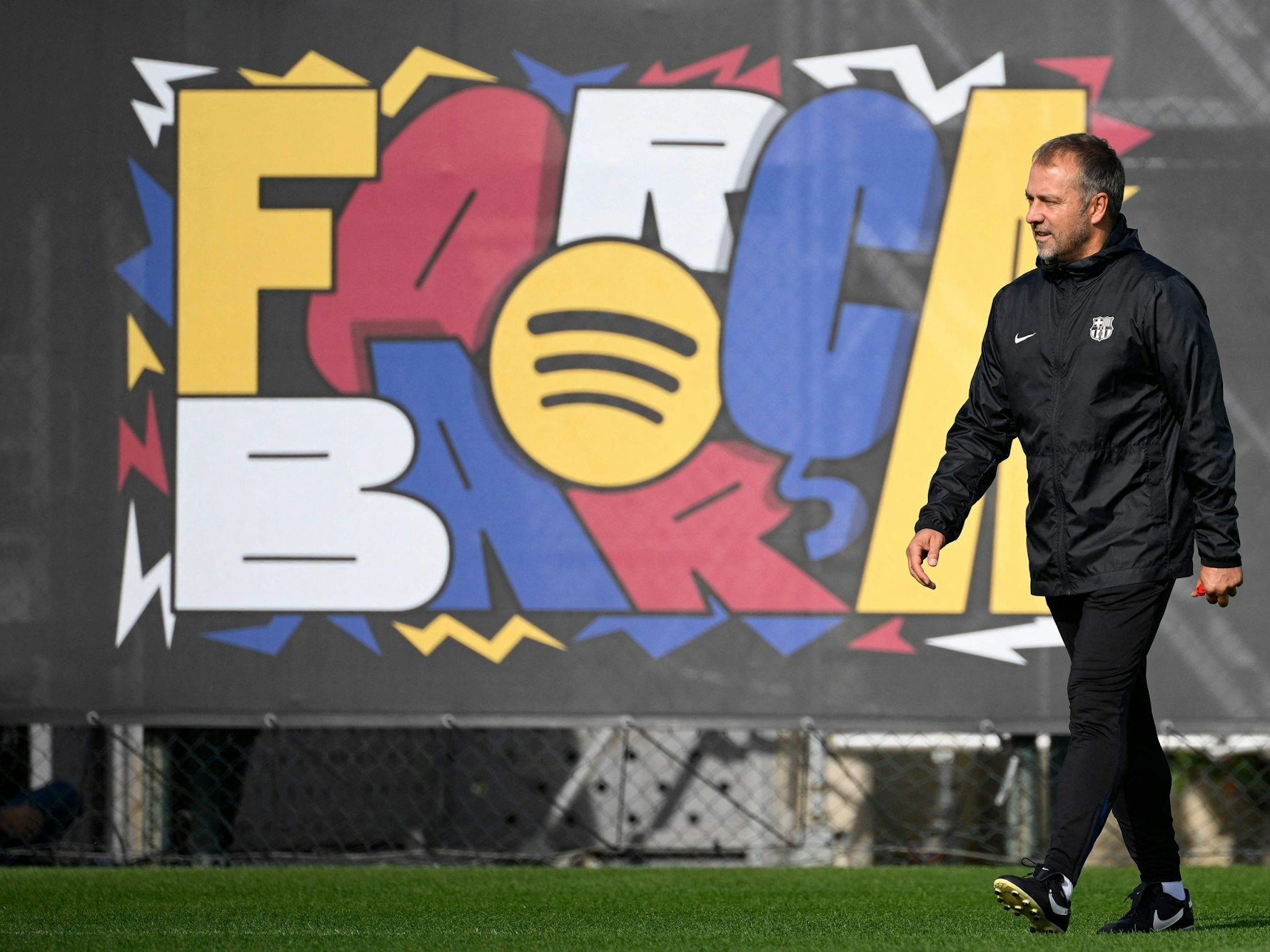 Hansi Flick kommt auf den Trainingsplatz.