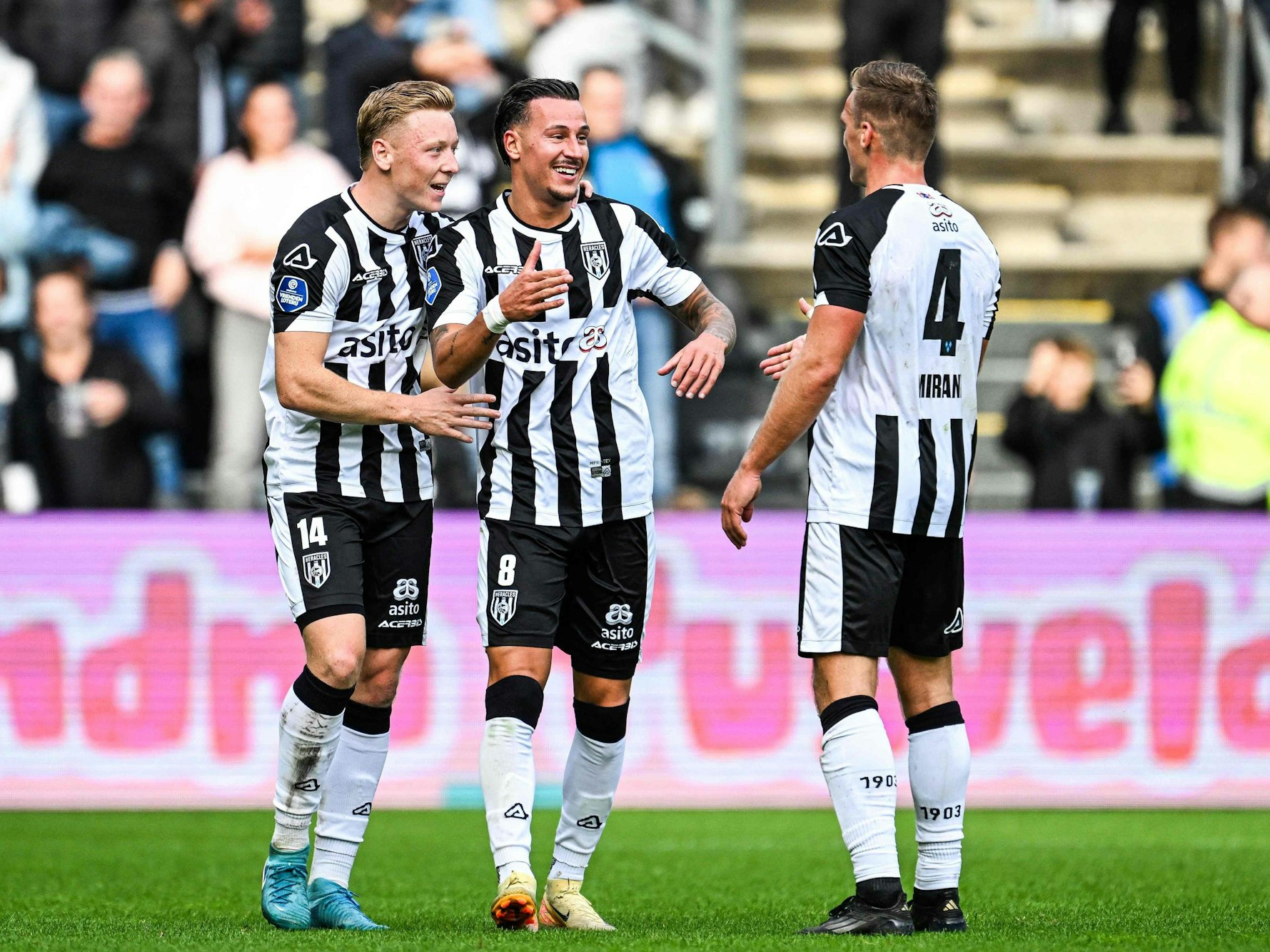 Mario Engels (Mitte) traf am Sonntag (20. Oktober 2024) für Heracles Almelo gegen Ajax Amsterdam aus der eigenen Hälfte.