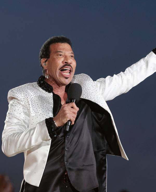 Lionel Richie, Sänger aus den USA, tritt während des Konzerts auf Schloss Windsor zu Ehren des britischen Königspaars auf. Die Krönung von König Charles III. fand am 6. Mai in London statt. Im Sommer 2025 ist die Soulikone wieder in Deutschland auf Tournee.