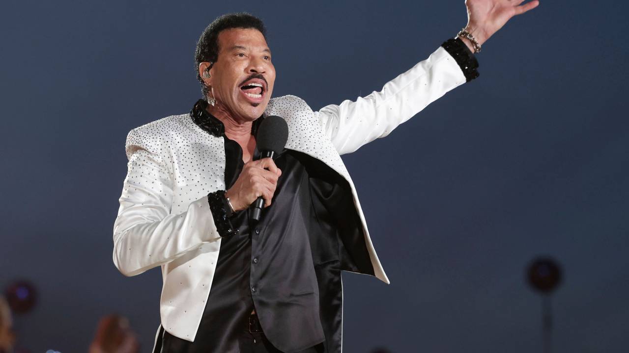 Lionel Richie, Sänger aus den USA, tritt während des Konzerts auf Schloss Windsor zu Ehren des britischen Königspaars auf. Die Krönung von König Charles III. fand am 6. Mai in London statt. Im Sommer 2025 ist die Soulikone wieder in Deutschland auf Tournee.