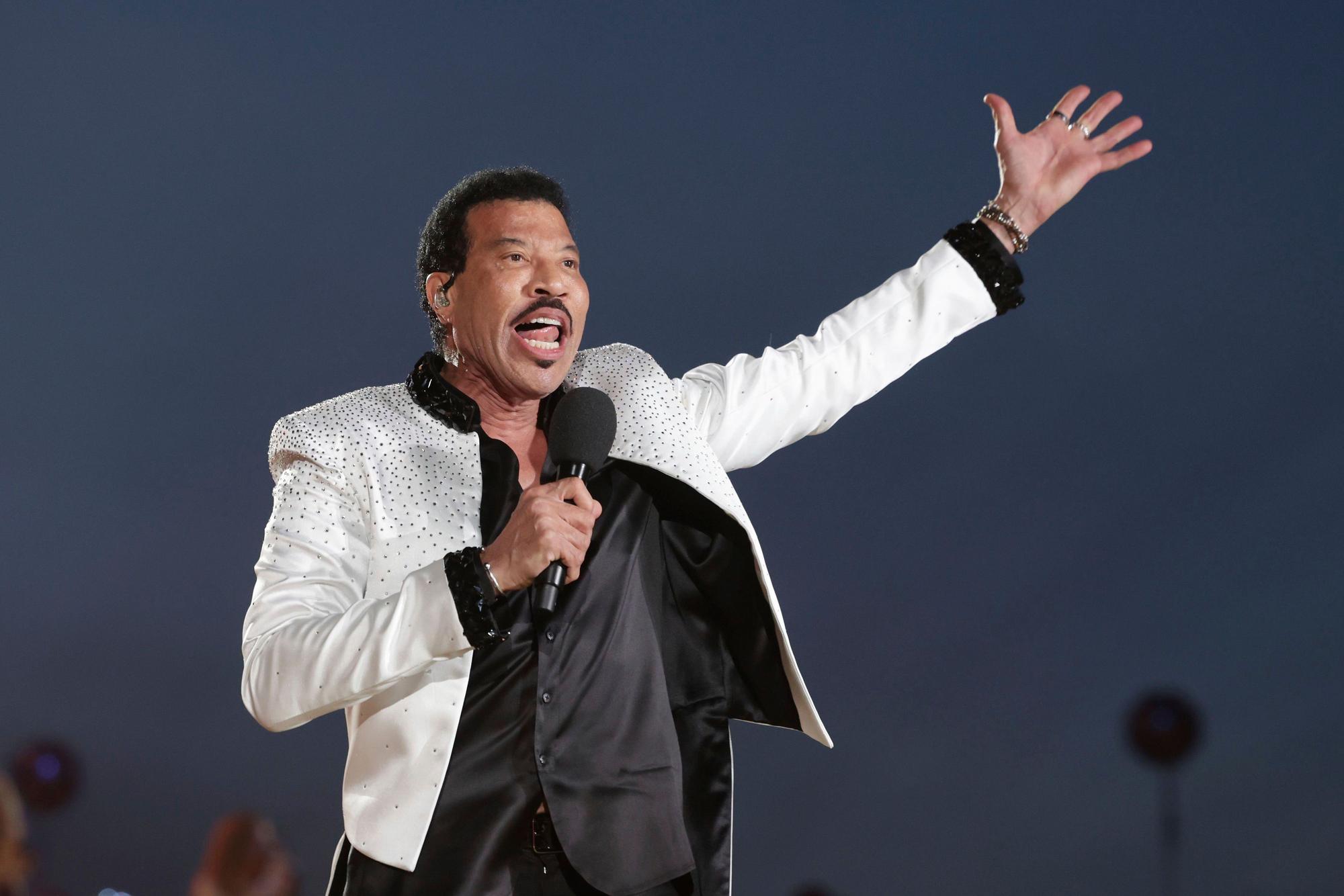 Lionel Richie, Sänger aus den USA, tritt während des Konzerts auf Schloss Windsor zu Ehren des britischen Königspaars auf.