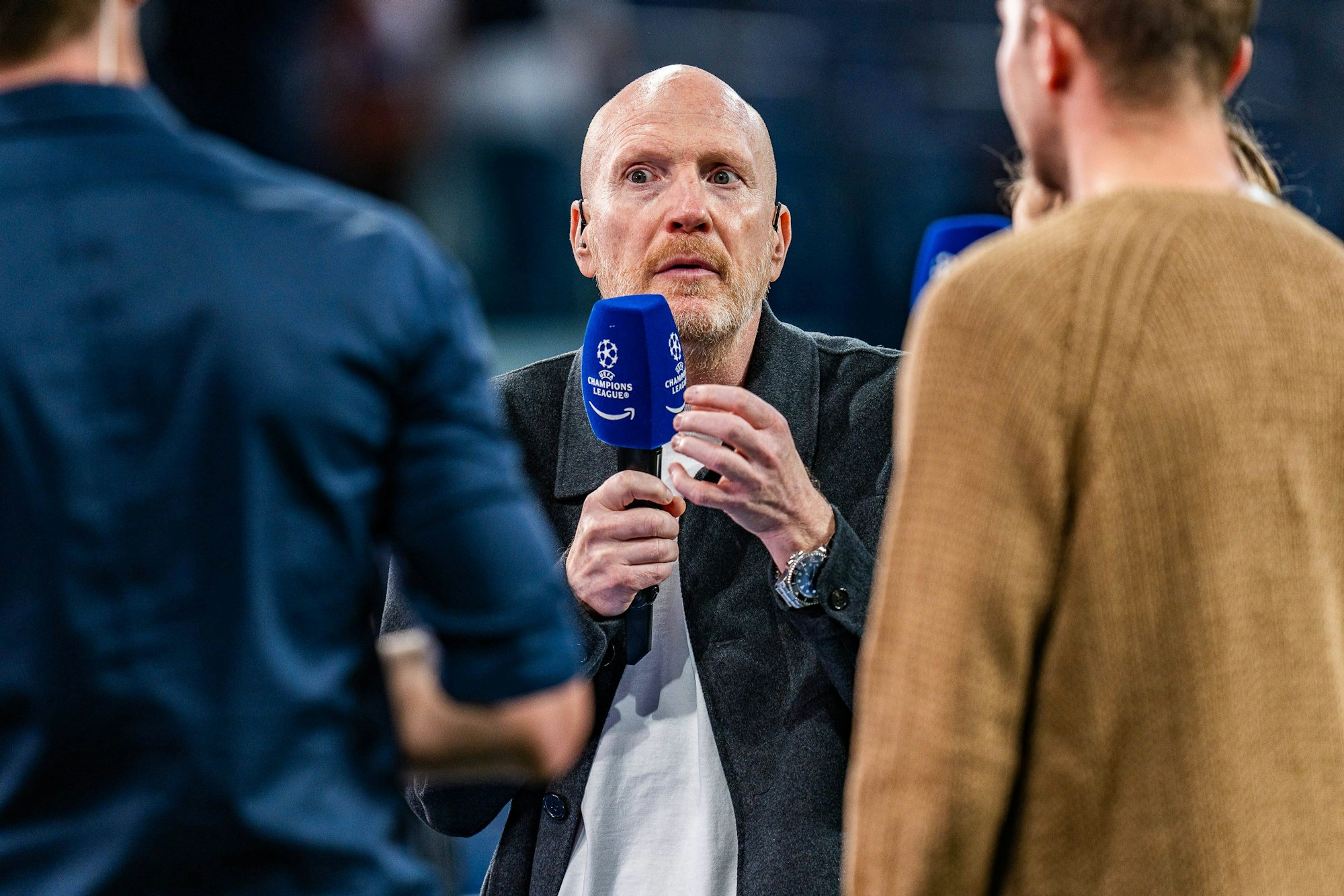 Matthias Sammer als Experte mit Mikro.