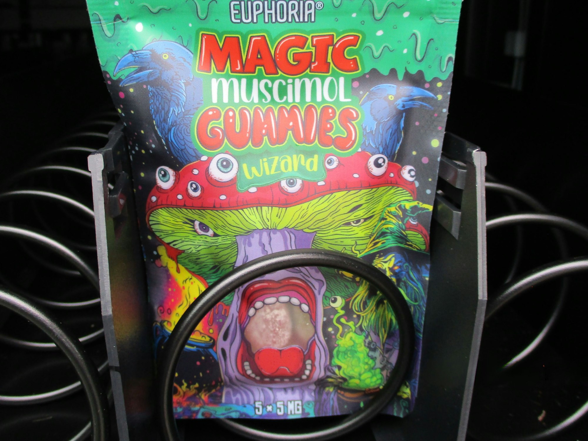 Dringende Warnung vor Muscimol Gummies-Gummibärchen: Die Gummibärchen mit dem Inhaltsstoff Muscimol sind gesundheitsschädlich und insbesondere eine Gefahr für Kinder, da das Produkt mit normalen Süßigkeiten verwechselt werden kann. Das Foto wurde vom Wetteraukreis in einer Pressemitteilung 2024 veröffentlicht.