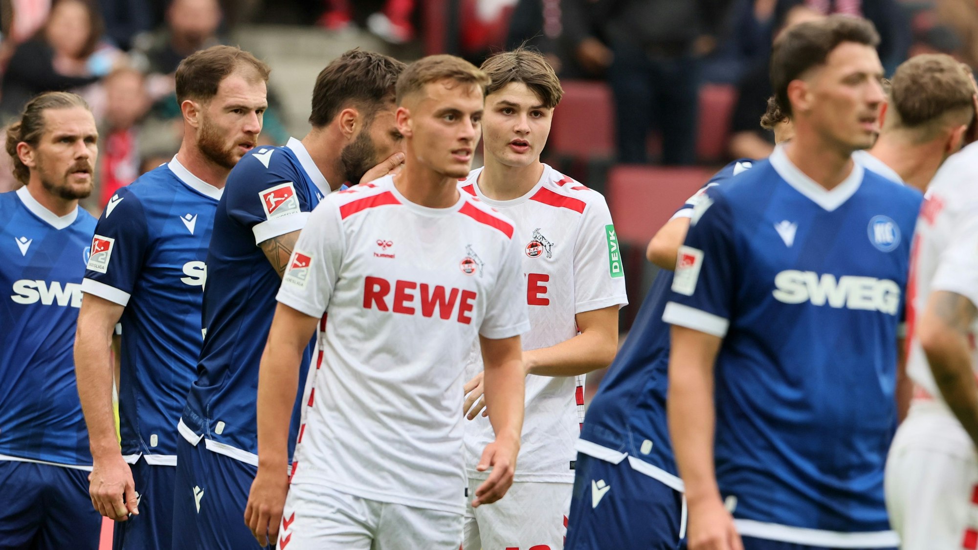 Marvin Obuz und Jaka Cuber Potocnik im Spiel gegen Karlsruhe.