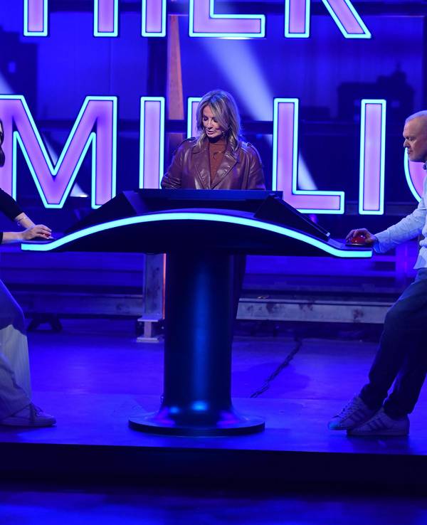 Spielleiterin Frauke Ludowig und Stefan Raab mit Kandidatin Viktoria bei „DGHNDMBSR“.
