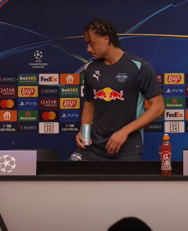 Xavi Simons brachte zur Pressekonferenz vor dem Champions-League-Spiel gegen Liverpool eine verbotene Getränkedose mit.
