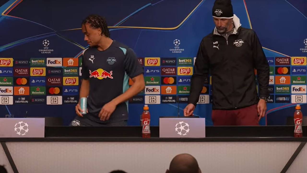 Xavi Simons brachte zur Pressekonferenz vor dem Champions-League-Spiel gegen Liverpool eine verbotene Getränkedose mit.