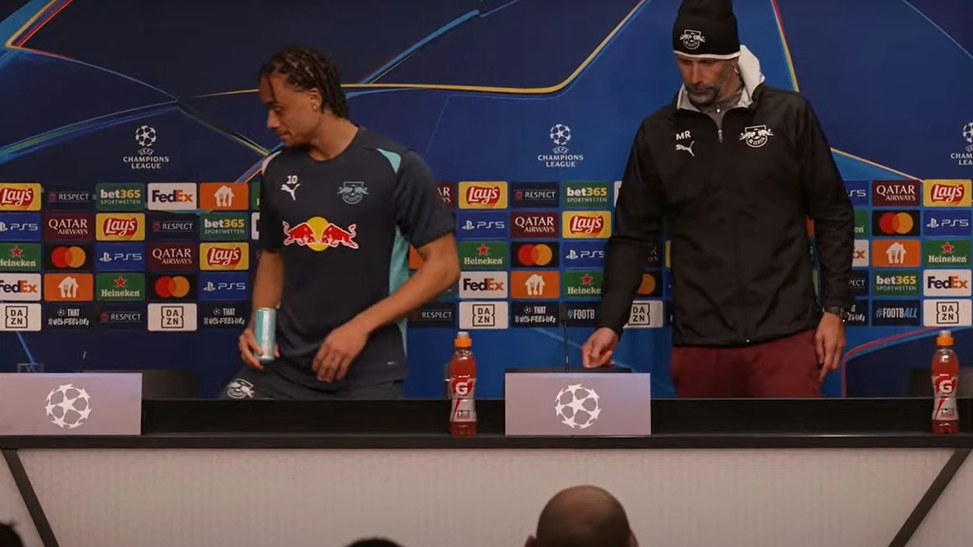Xavi Simons brachte zur Pressekonferenz vor dem Champions-League-Spiel gegen Liverpool eine verbotene Getränkedose mit.