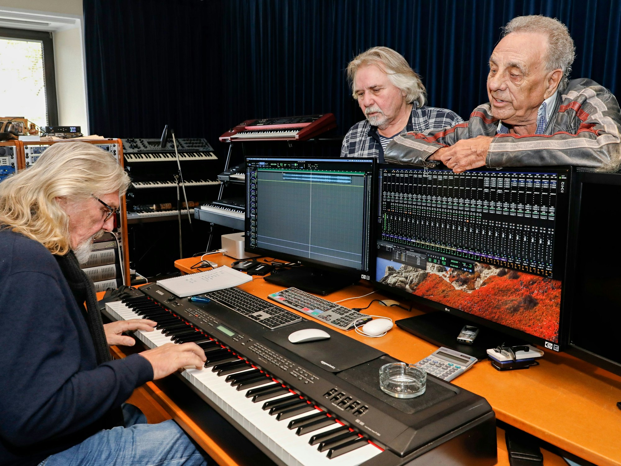 Jürgen Fritz (l.), Tommy Engel (M.) und Erry Stoklosa arbeiten an Ideen für die 19. Ausgabe des WeihnachtsEngels.