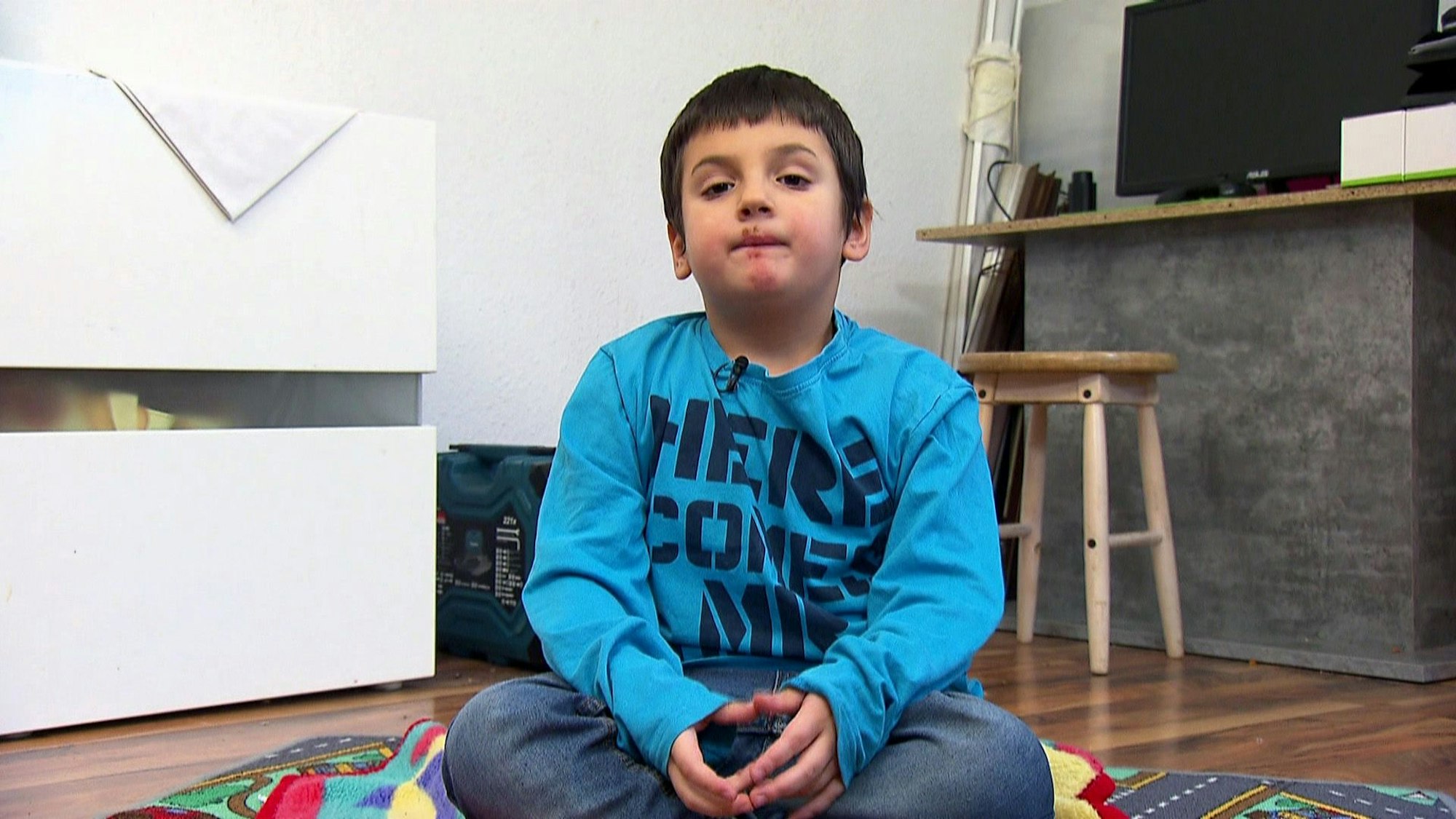 Der 6-jährige Sinan lebt mit seinen Eltern und beiden jüngeren Brüdern in Köln-Chorweiler