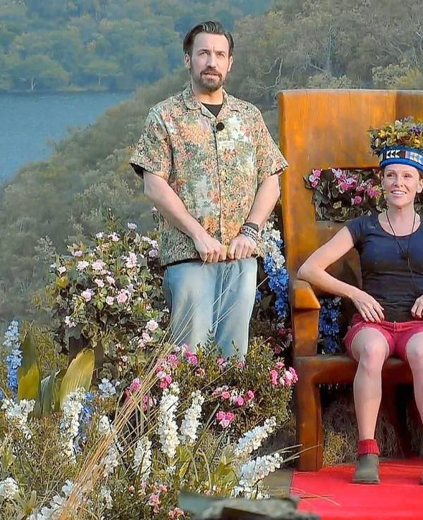 Die Moderatoren Jan Köppen und Sonja Zietlow (r) stehen an Tag 17 im Finale der RTL-Realityshow «Ich bin ein Star - Showdown der Dschungel-Legenden» neben der neuen Dschungel-Königin Georgina Fleur.