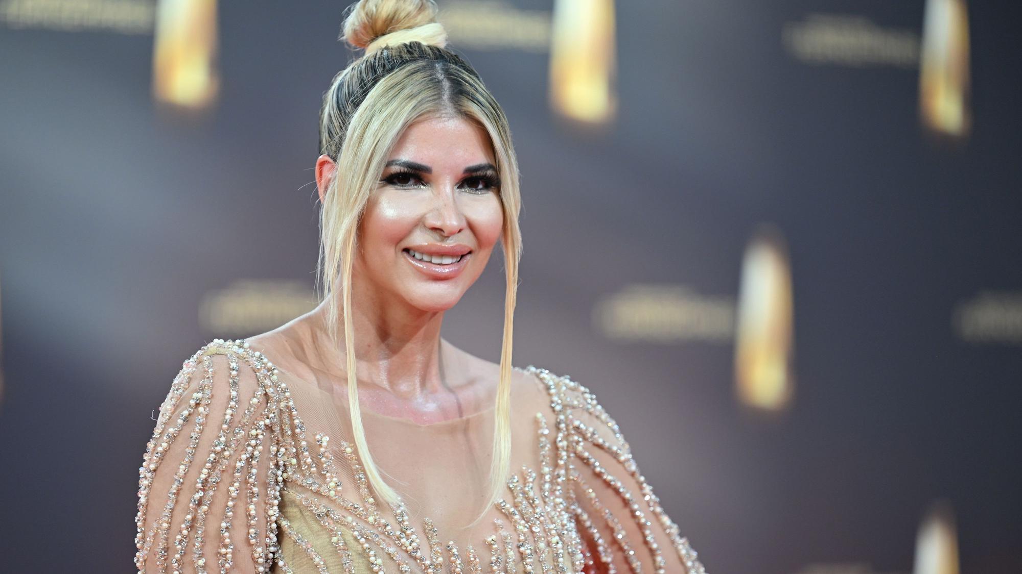Das Model Micaela Schäfer kommt zur Verleihung der Deutschen Fernsehpreise 2023 ins Coloneum.