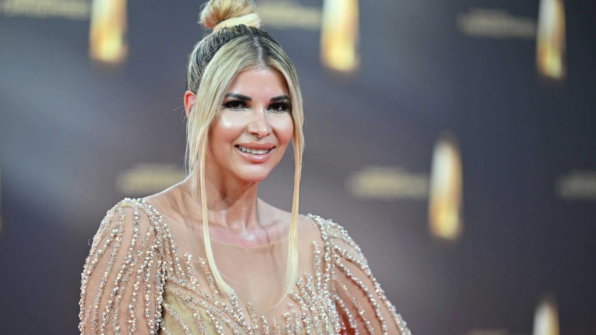 Das Model Micaela Schäfer kommt zur Verleihung der Deutschen Fernsehpreise 2023 ins Coloneum.