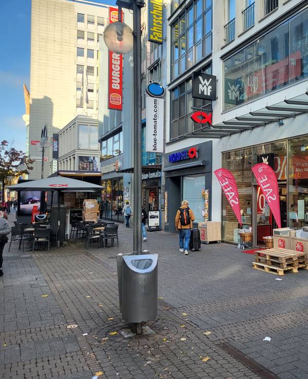 Die WMF-Filiale in der Kölner Schildergasse wirbt mit großen Nachlässen. Die Filiale wird geschlossen.