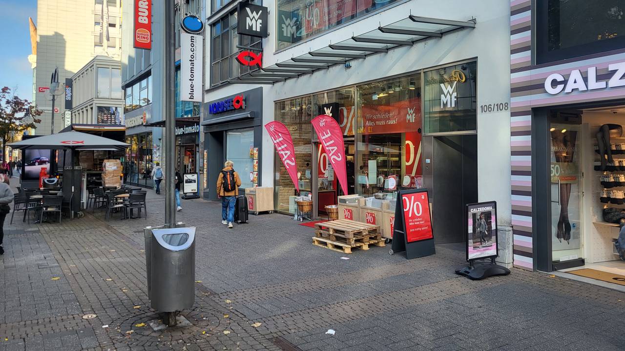 Die WMF-Filiale in der Kölner Schildergasse wirbt mit großen Nachlässen. Die Filiale wird geschlossen.