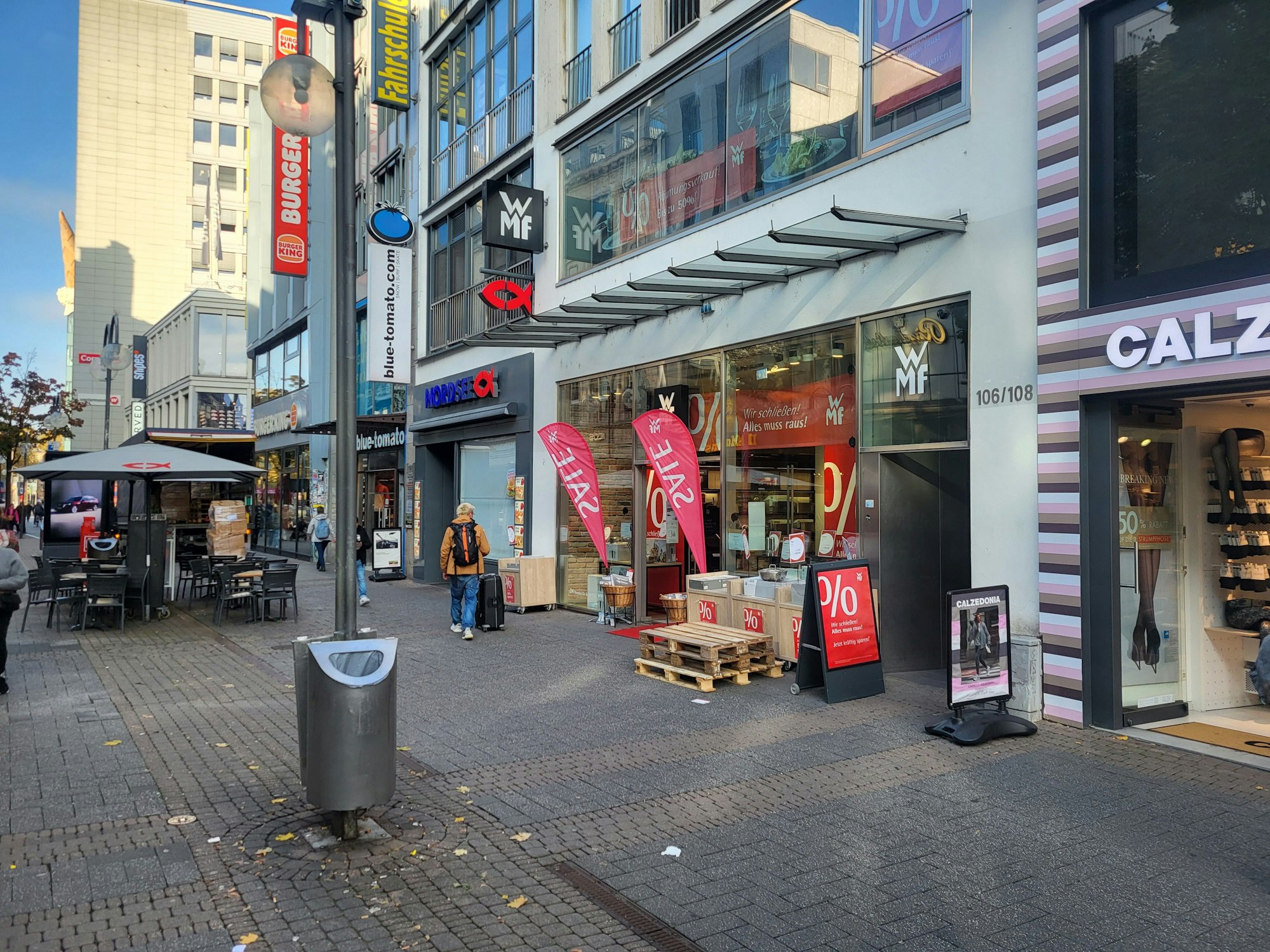 Die WMF-Filiale in der Kölner Schildergasse wirbt mit großen Nachlässen. Die Filiale wird geschlossen.