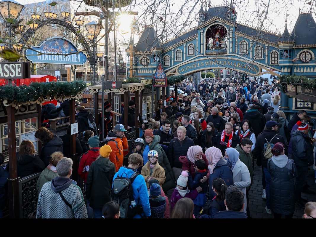 Blick auf den Weihnachtsmarkt auf dem Heumarkt.