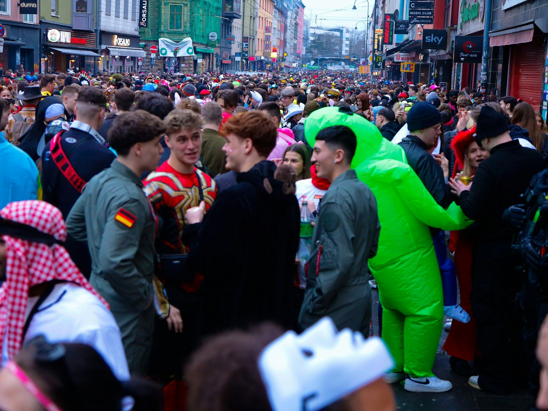 Karneval auf der Zülpicher Straße.