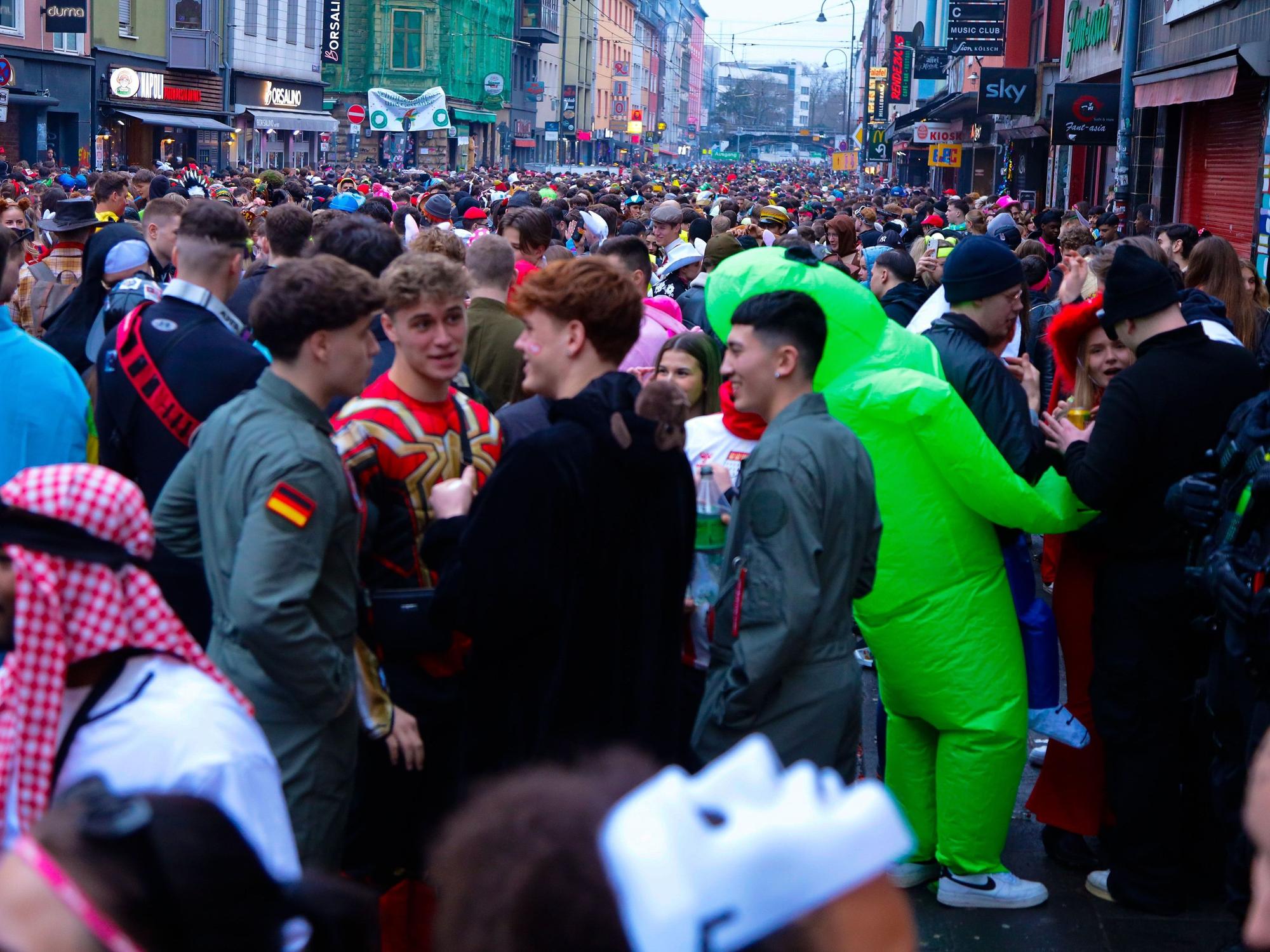 Karneval auf der Zülpicher Straße.