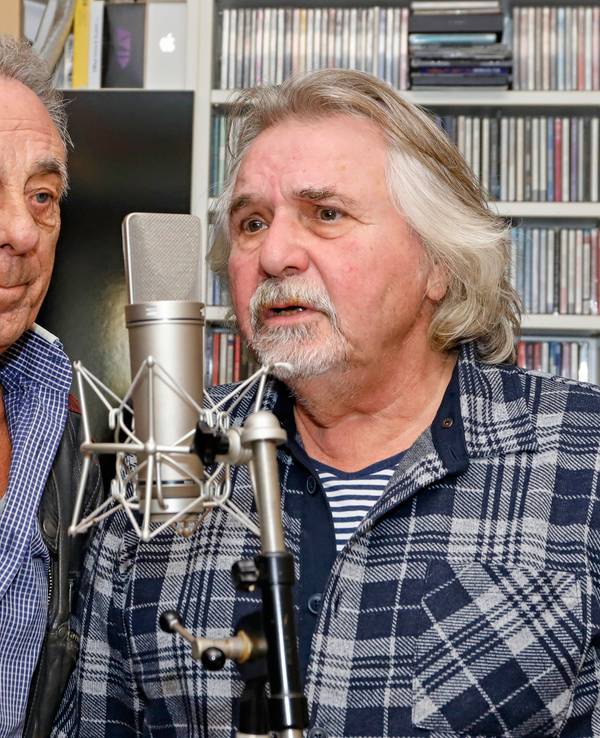 Erry Stoklosa (l.) und Tommy Engel singen gemeinsam in ein Mikrofon.