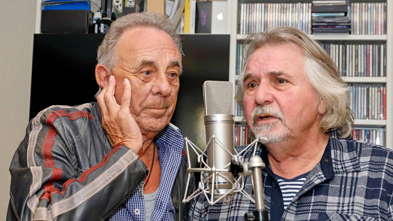 Erry Stoklosa (l.) und Tommy Engel singen gemeinsam in ein Mikrofon.