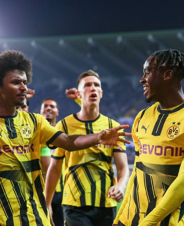 Jamie Gittens und Karim Adeyemi jubeln über ein Tor.