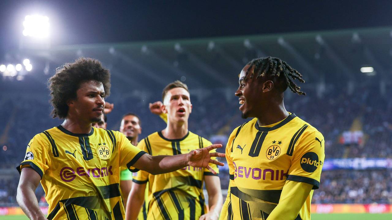 Jamie Gittens und Karim Adeyemi jubeln über ein Tor.