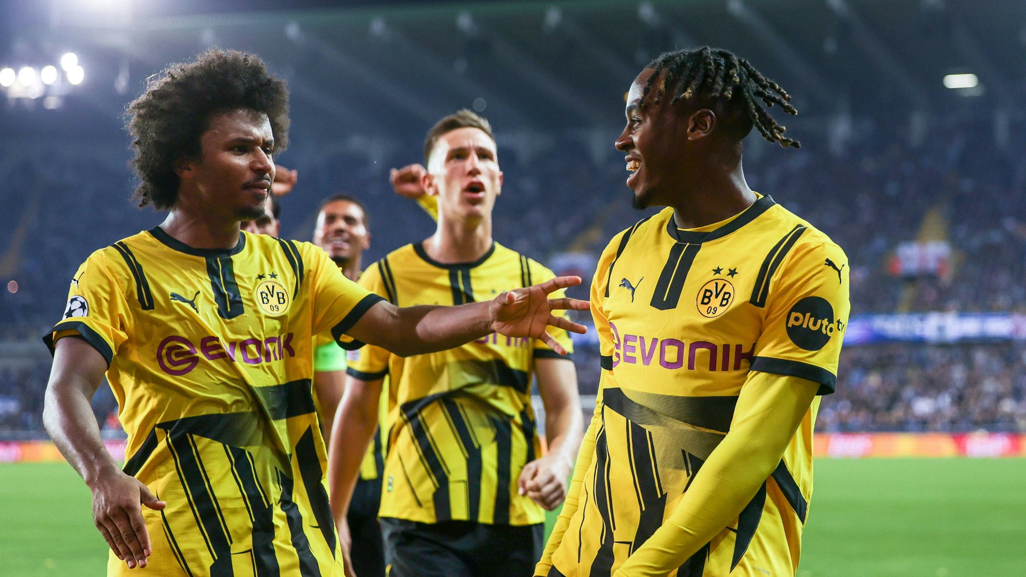 Jamie Gittens und Karim Adeyemi jubeln über ein Tor.