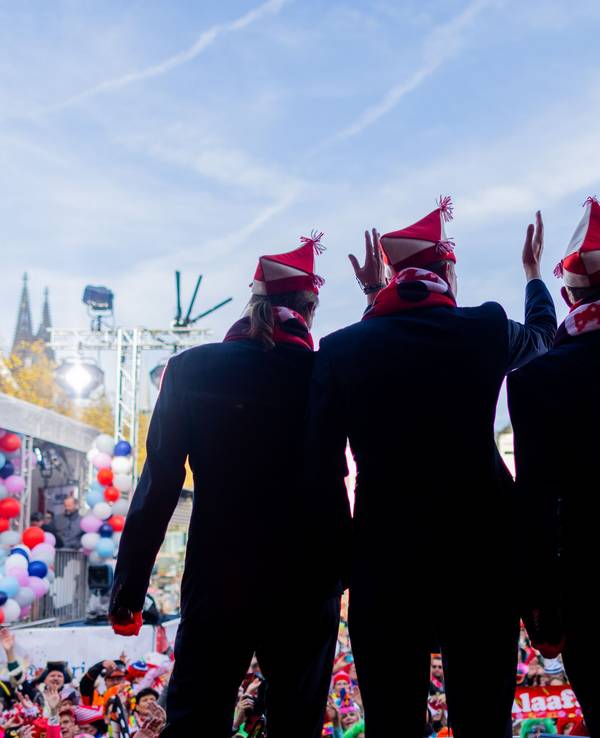 Das designierte Kölner Dreigestirn eröffnet traditionell den Karneval am 11.11 auf der Bühne am Heumarkt. Das Archivbild zeigt die Sessionseröffnung 2023: Prinz Boris I. (M, Boris Müller), Bauer Marco (r, Marco Schneefeld) und Jungfrau Agrippina (André Fahnenbruck).