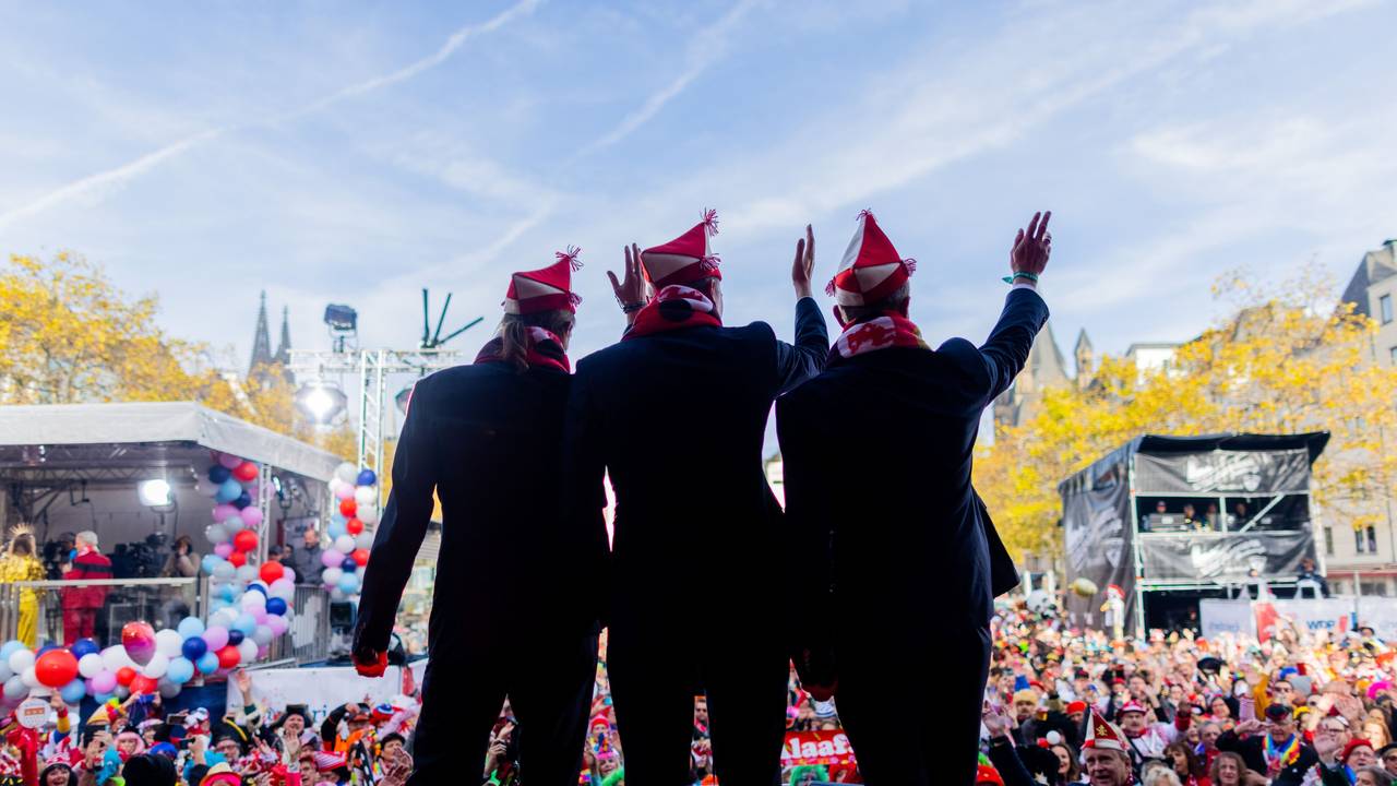 Das designierte Kölner Dreigestirn eröffnet traditionell den Karneval am 11.11 auf der Bühne am Heumarkt. Das Archivbild zeigt die Sessionseröffnung 2023: Prinz Boris I. (M, Boris Müller), Bauer Marco (r, Marco Schneefeld) und Jungfrau Agrippina (André Fahnenbruck).