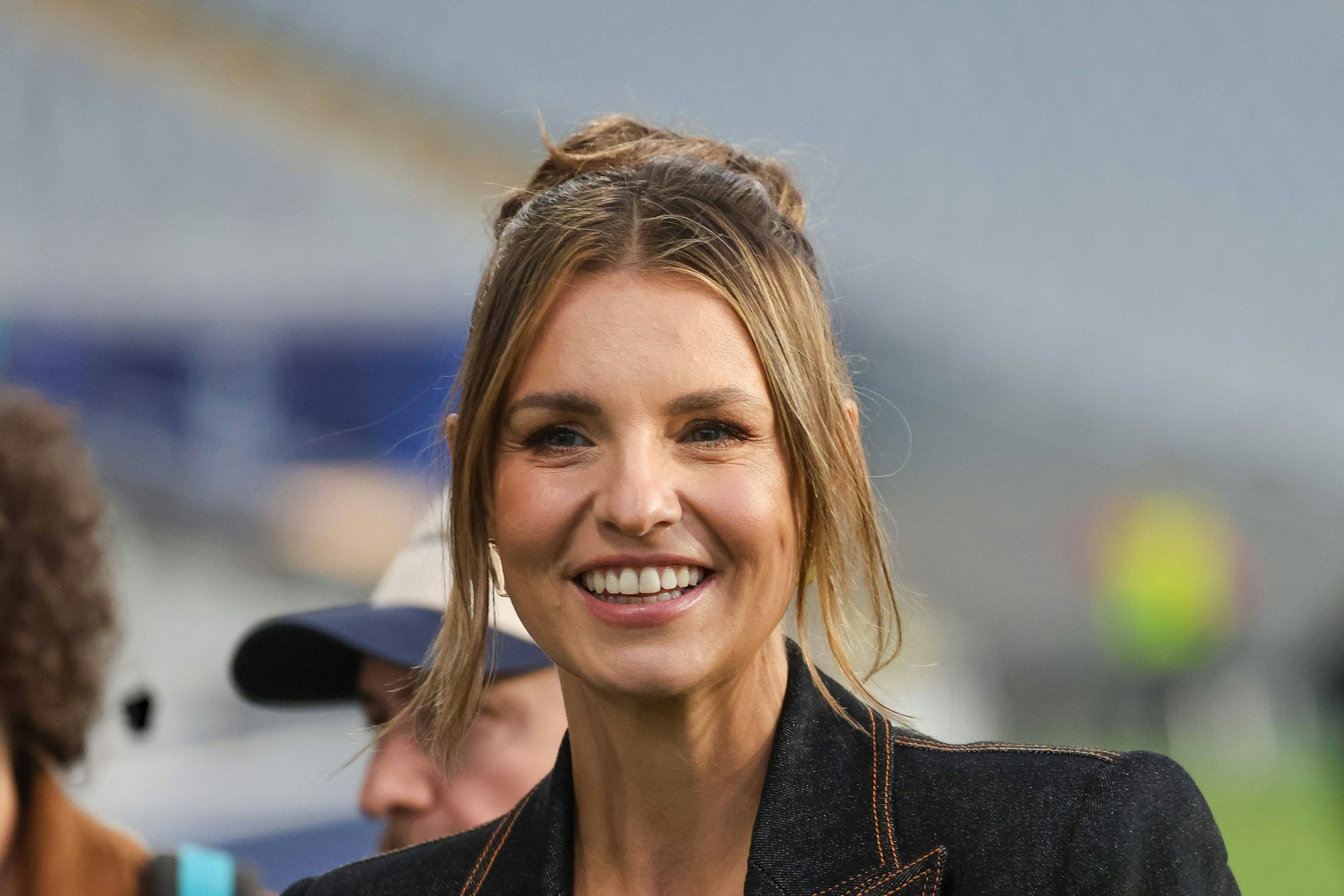 Laura Wontorra lacht.