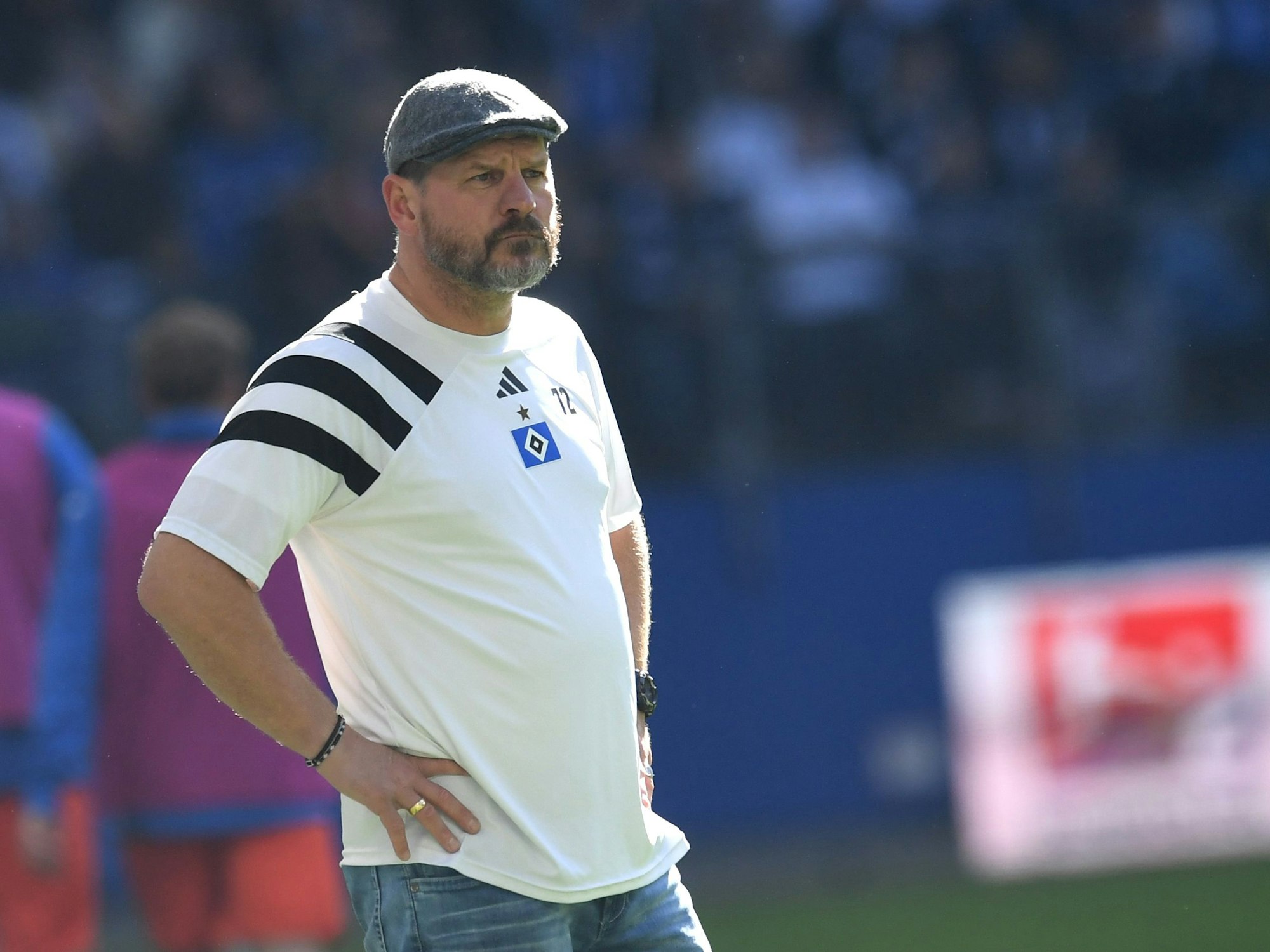 Steffen Baumgart steht an der Seitenlinie, die Hände stemmt er in die Hüften.