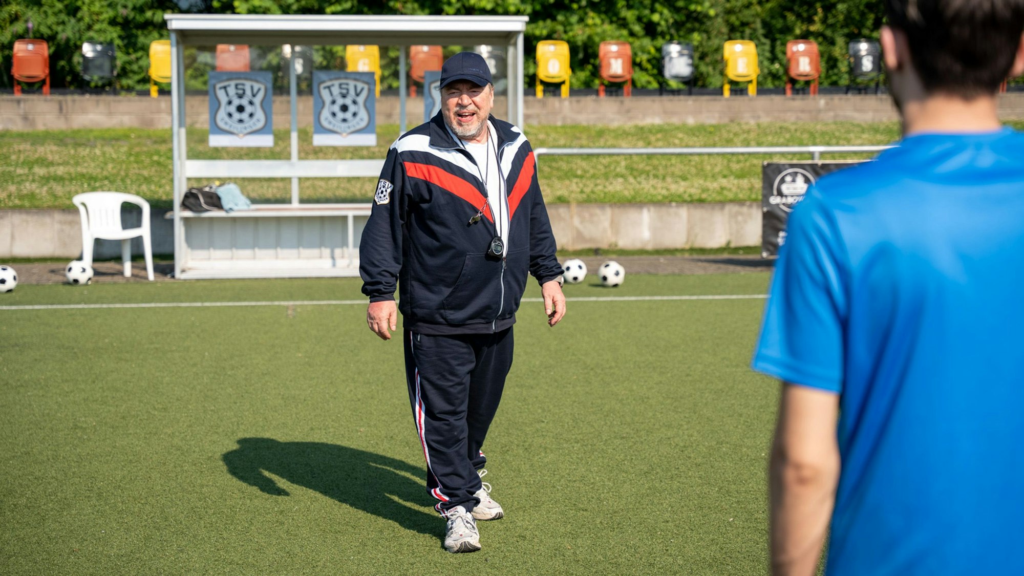 Smeilingen - Ein Dorf wie Du und Ich: Armin Rohde als Fußballtrainer Ingo Pannek.