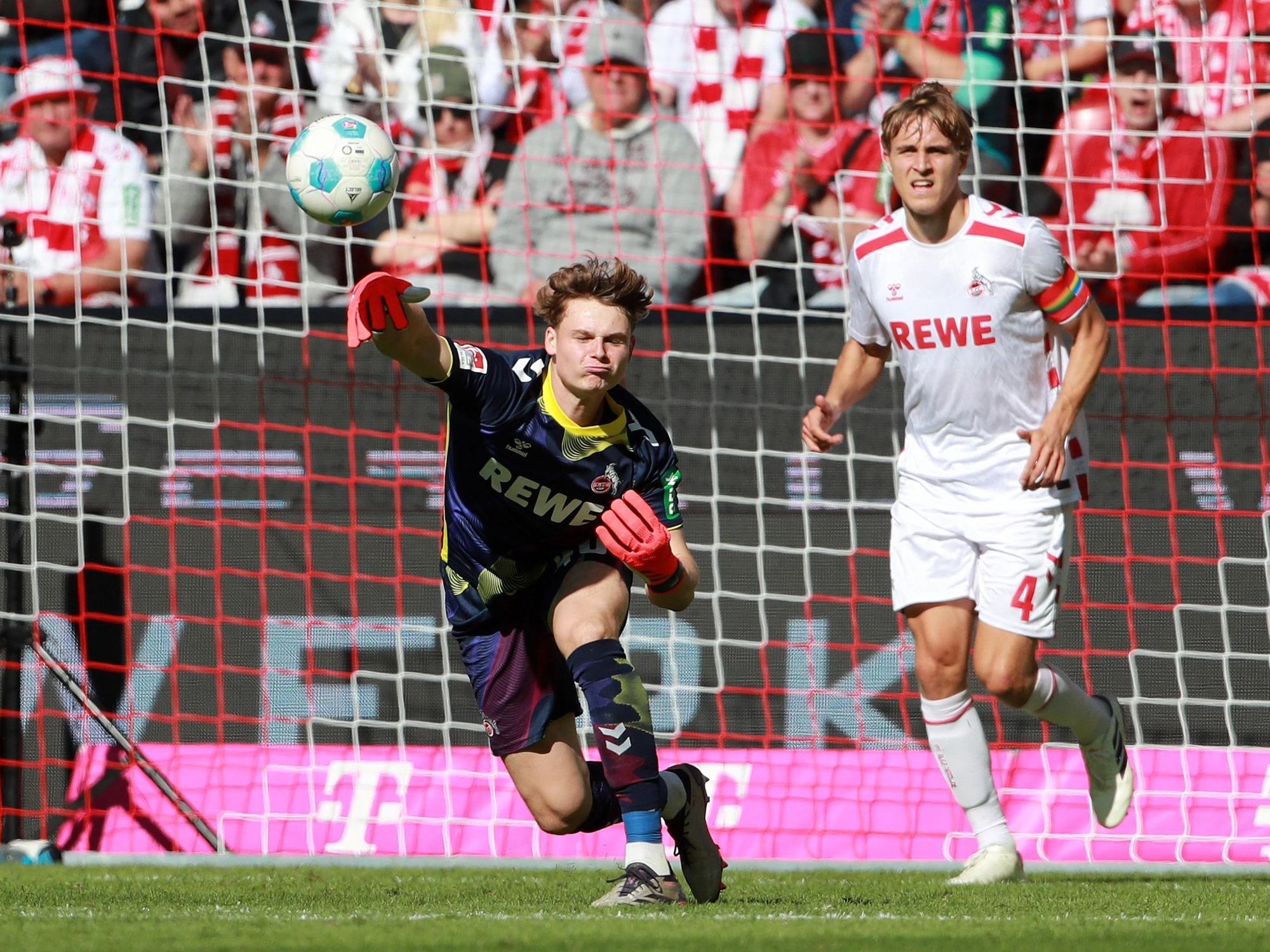 Jonas Urbig (1. FC Köln) beim Abwurf.