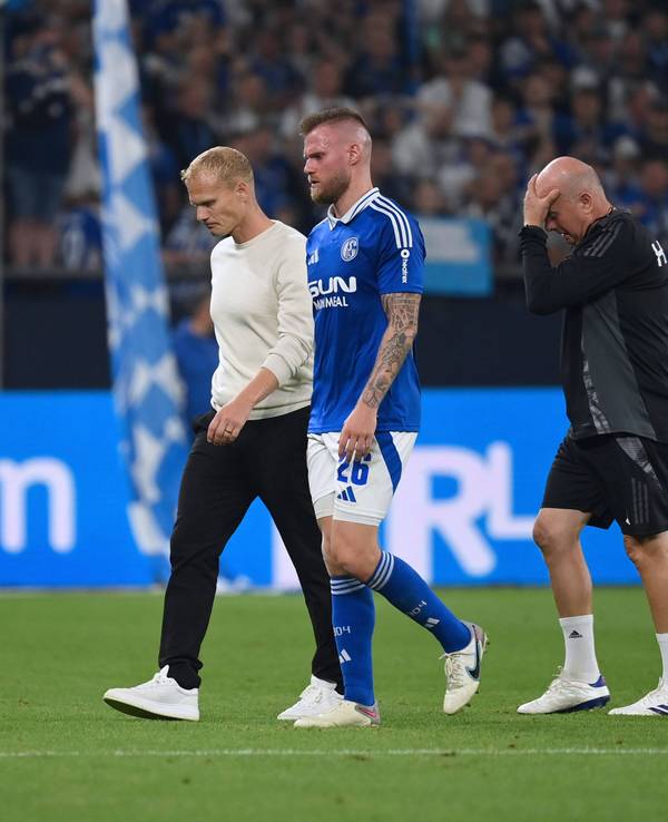 Co-Trainer Peter Balette (r.), Karel Geraerts und Tomas Kalas gehen enttäuscht vom Platz.