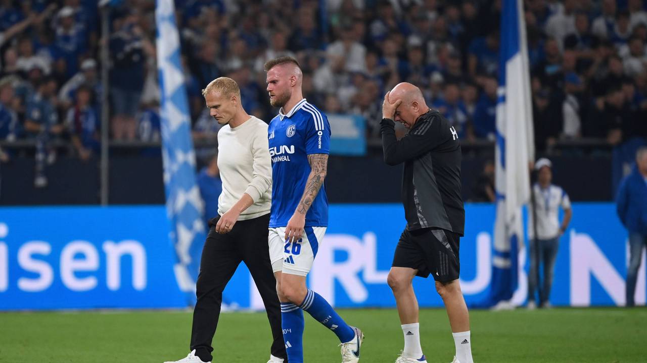 Co-Trainer Peter Balette (r.), Karel Geraerts und Tomas Kalas gehen enttäuscht vom Platz.