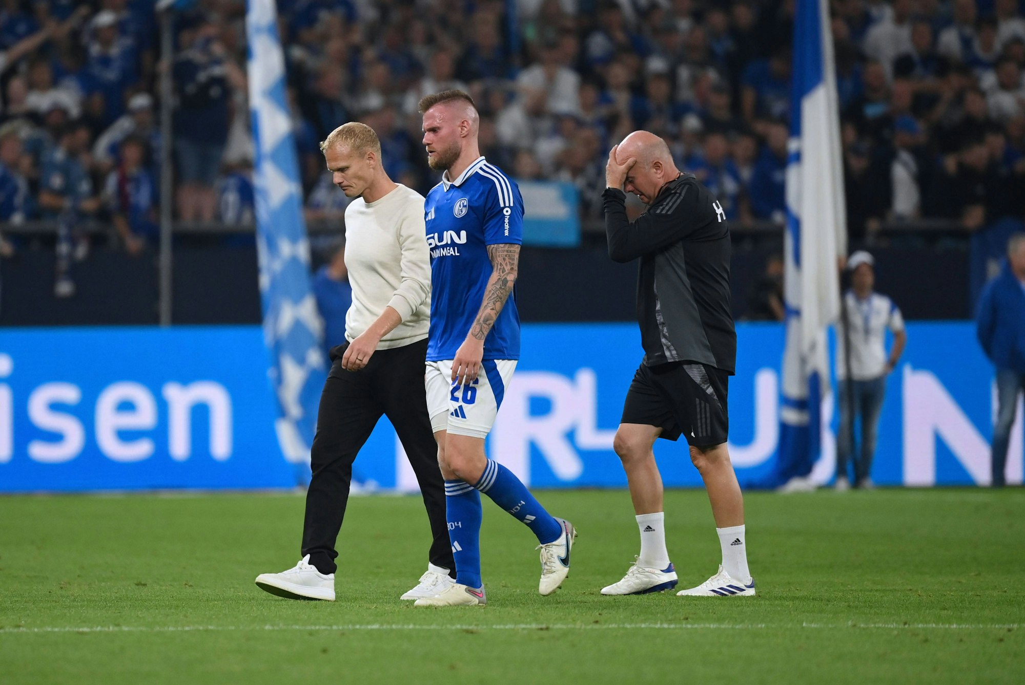 Co-Trainer Peter Balette (r.), Karel Geraerts und Tomas Kalas gehen enttäuscht vom Platz.