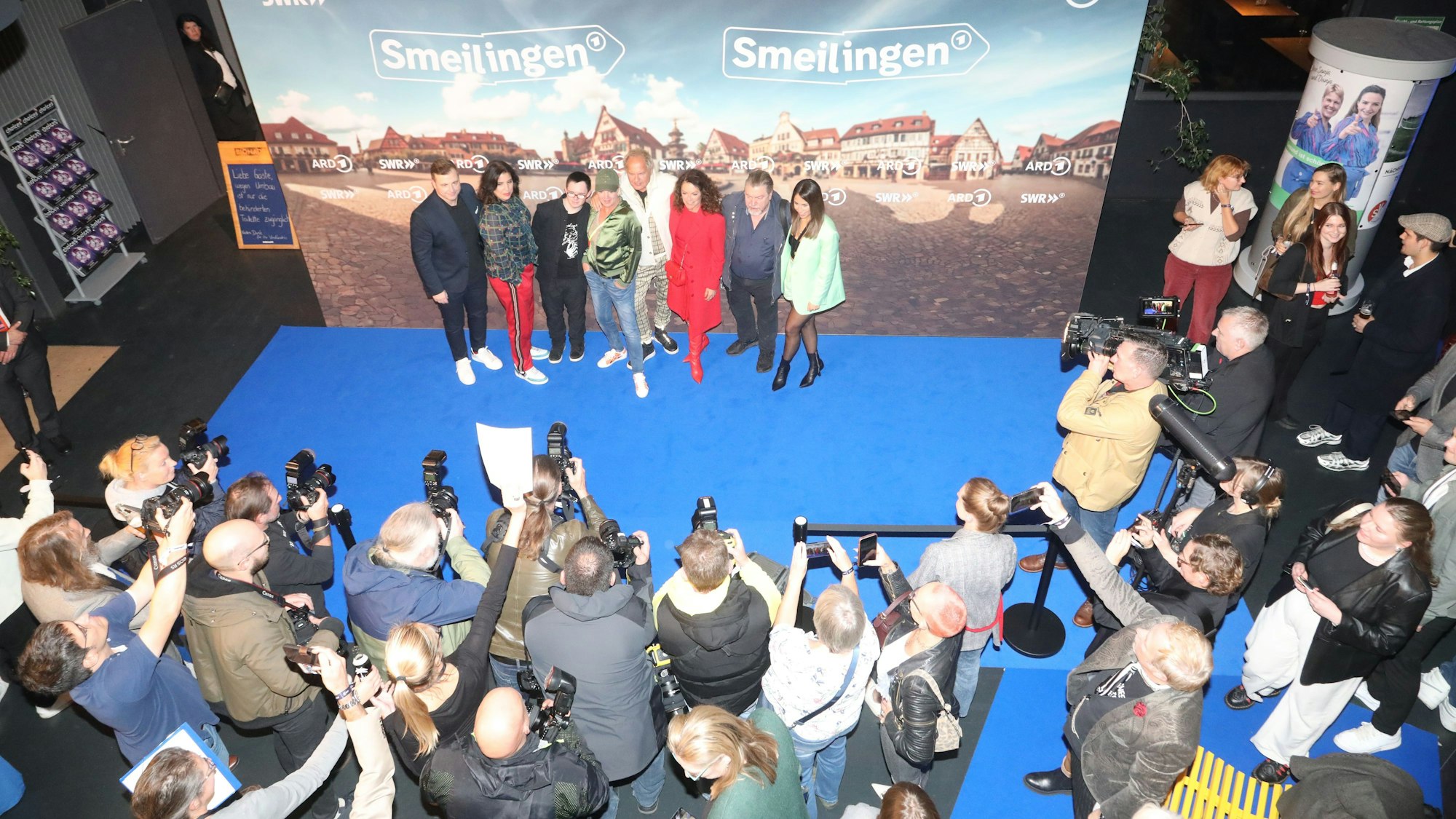 Die Schauspieler der Serie „Smeilingen – Ein Dorf wie Du und Ich“ bei der Premiere im Cinenova in Ehrenfeld.