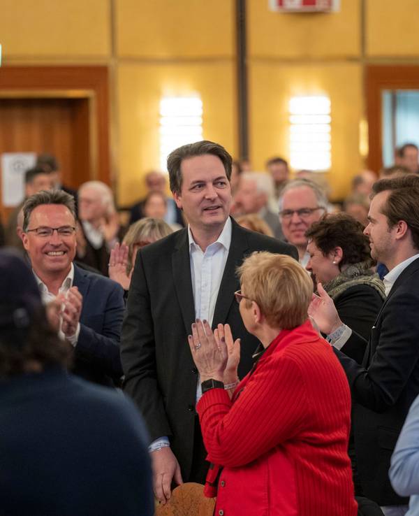 Karl Alexander Mandl inmitten anderer CDU-Mitglieder bei seiner Wahl zum neuen Parteivorsitzenden.