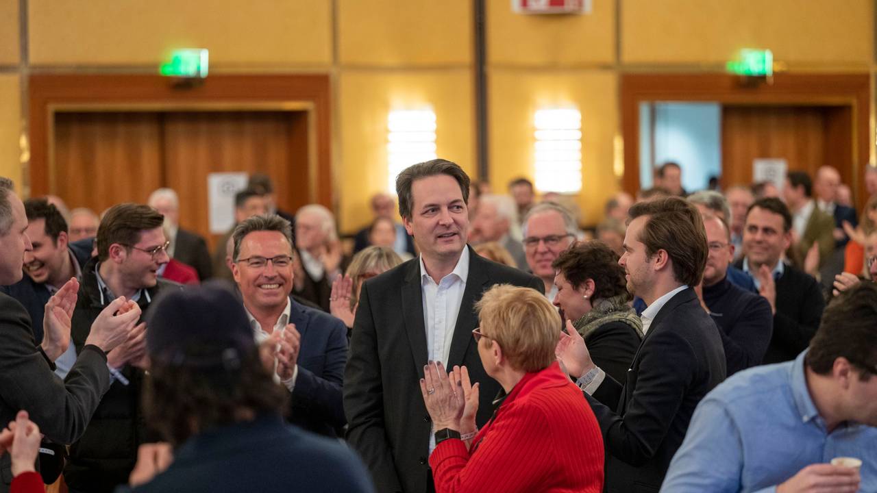 Karl Alexander Mandl inmitten anderer CDU-Mitglieder bei seiner Wahl zum neuen Parteivorsitzenden.