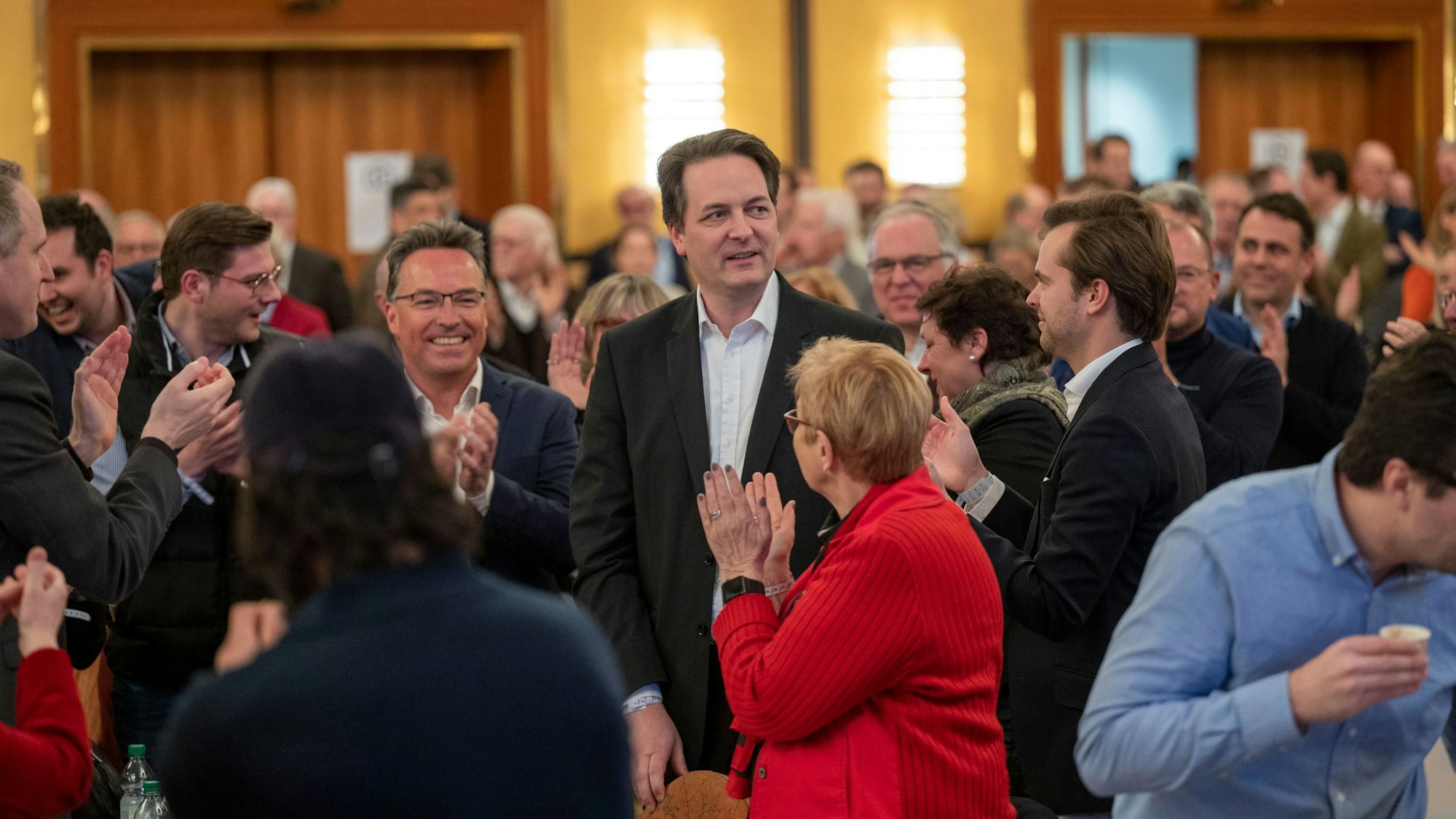 Karl Alexander Mandl inmitten anderer CDU-Mitglieder bei seiner Wahl zum neuen Parteivorsitzenden.