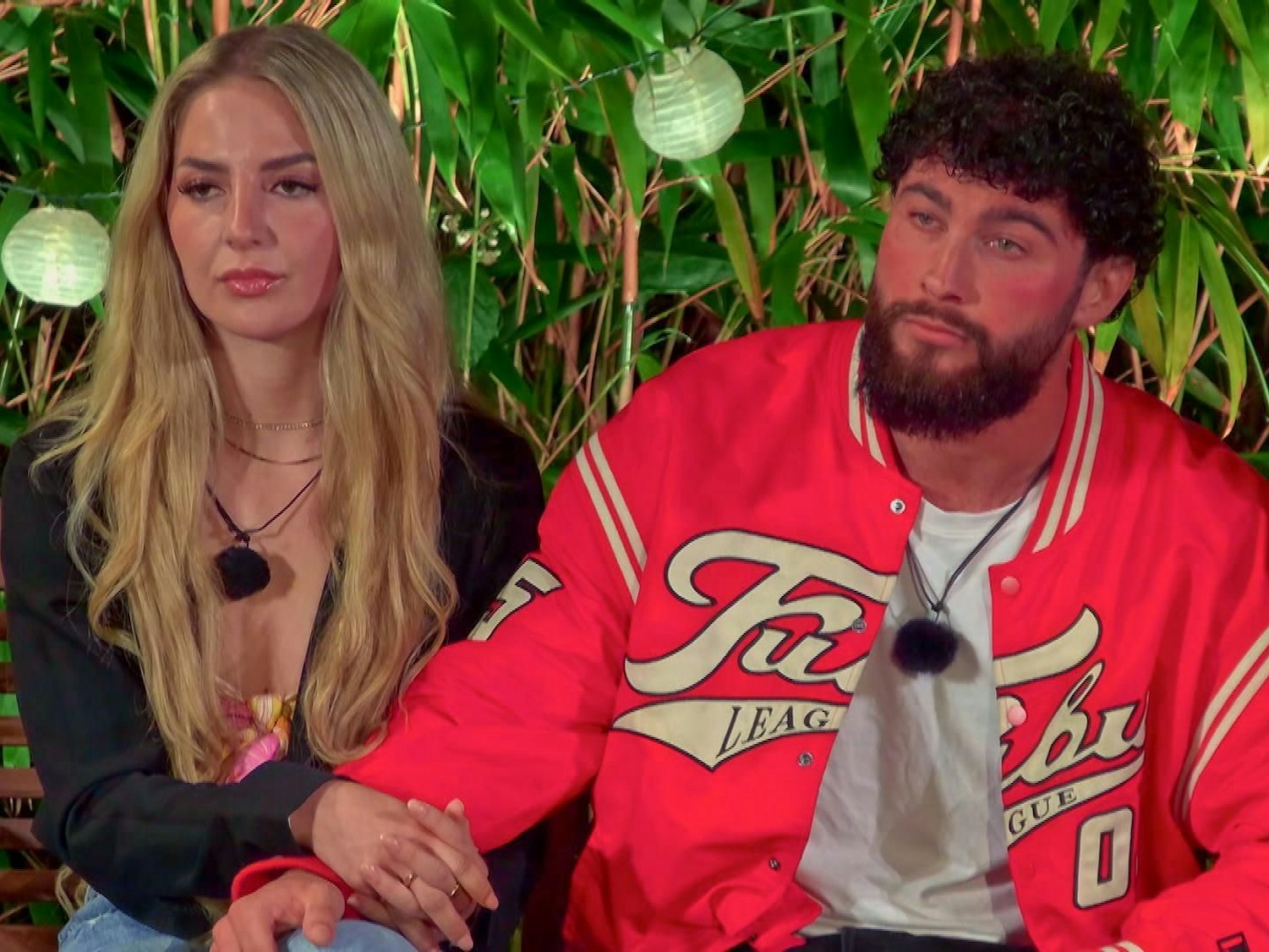 Die Beziehung von Umut und Emma steht aktuell im „Sommerhaus der Stars” (2024) in der Kritik. Der Umgang der beiden miteinander wirkt nicht gerade harmonisch.