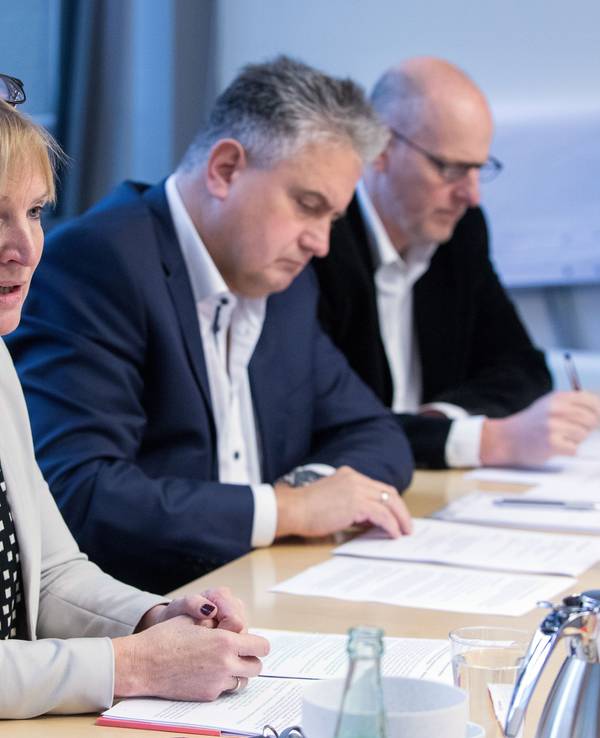 KVB-Vorstandsvorsitzende Stefanie Haaks (li.) bei einer Pressekonferenz am 4. Januar 2023