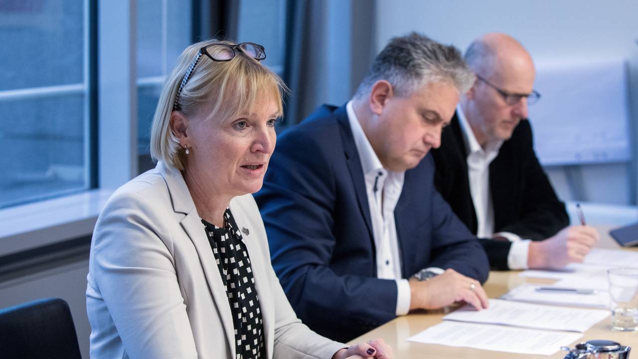 KVB-Vorstandsvorsitzende Stefanie Haaks (li.) bei einer Pressekonferenz am 4. Januar 2023