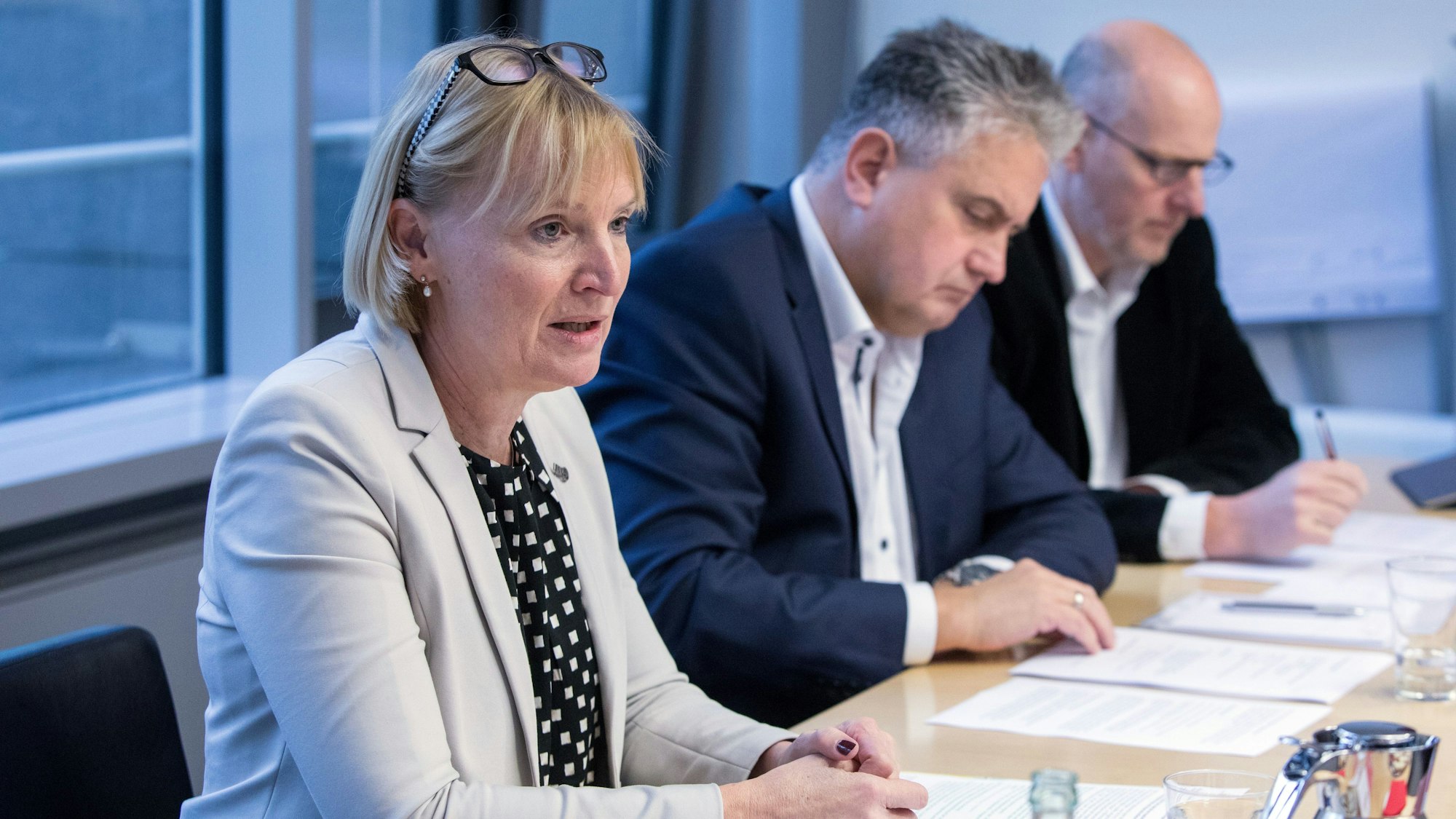 KVB-Vorstandsvorsitzende Stefanie Haaks (li.) bei einer Pressekonferenz am 4. Januar 2023