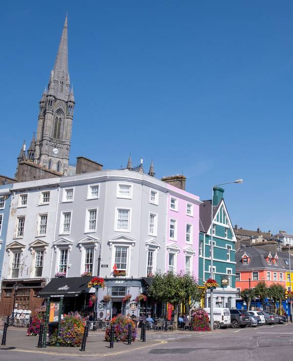 Der zentrale Platz der Hafenstadt Cobh mit bunten Häusern. Der Ort liegt im County Cork im Süden der Republik Irland.
