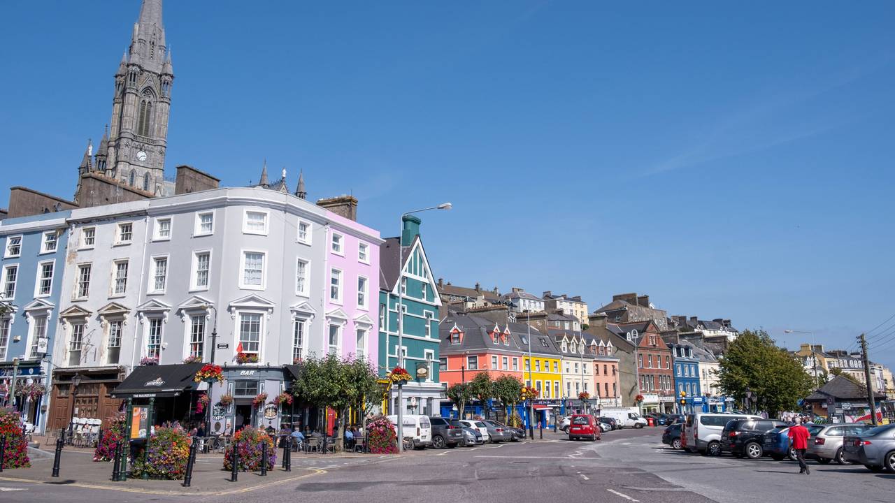 Der zentrale Platz der Hafenstadt Cobh mit bunten Häusern. Der Ort liegt im County Cork im Süden der Republik Irland.