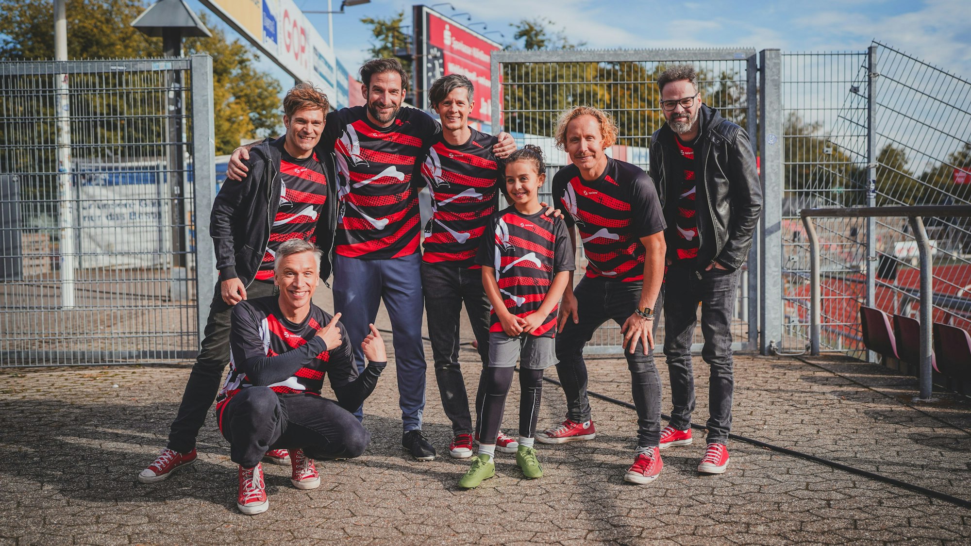 Kasalla mit den Schauspielern beim Videodreh.